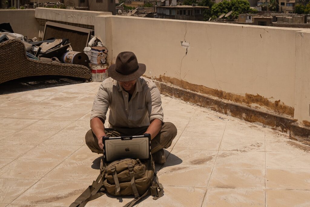 Tomáš Vaňourek na střeše penzionu