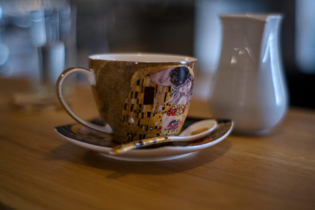 šálek kávy klimt